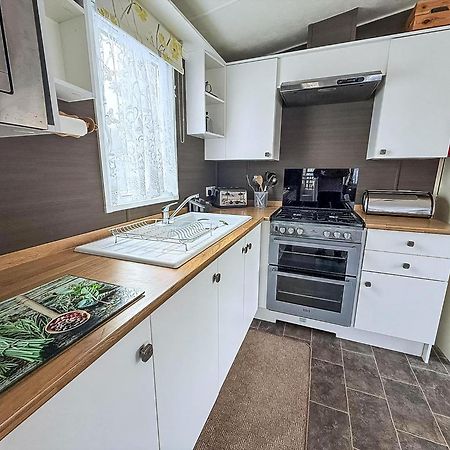 Brilliant Caravan With A Partial Sea View In Suffolk Ref 32026Az Lowestoft Exterior foto